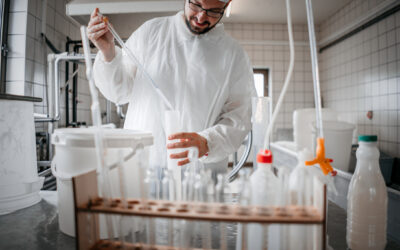 Jakimi testami określa się ogólną ilość bakterii w mleku?